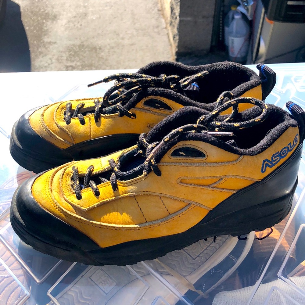 Vasque Skywalker Men’s Low Top Hiking Shoes Yellow Leather Black Shoes Size 5.5